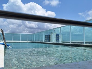 Piscina com deck molhado