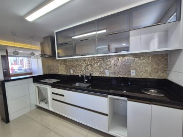 Cozinha ampla e projetada